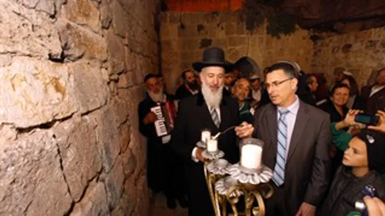 גדעון סער בהדלקת נרות חנוכה