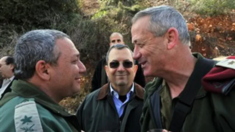 האלוף אייזנקוט משמאל