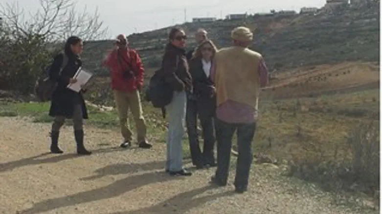 עזרא נאווי שוב בנצר