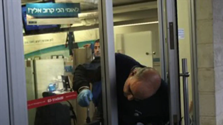 צוות חקירה בסניף בנק.