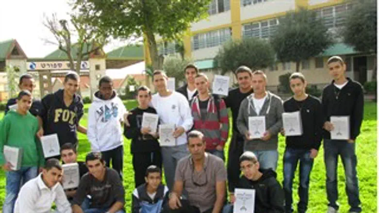 תלמידי אמי"ת עם חנוכיות המזרחי