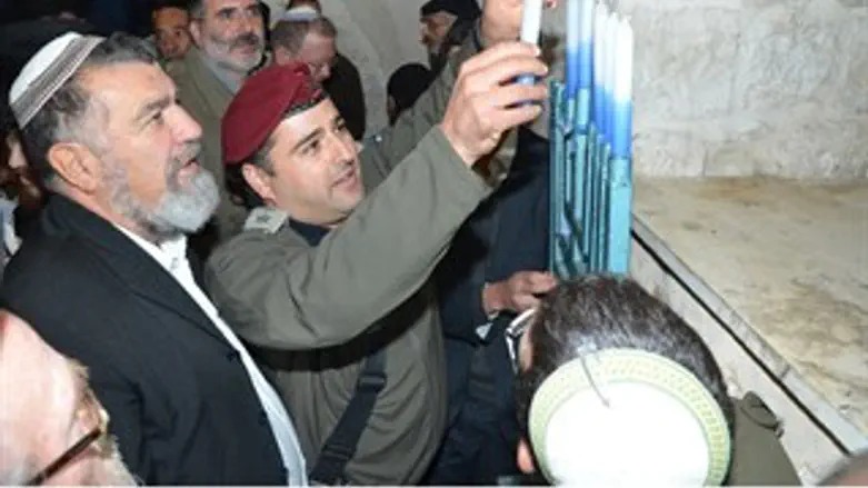 הדלקת נרות חנוכה בקבר יוסף