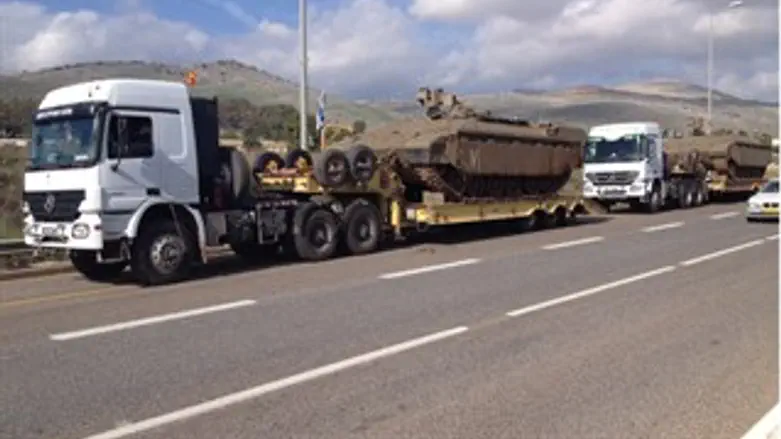 עצרו בצד הדרך. מובילי הטנקים