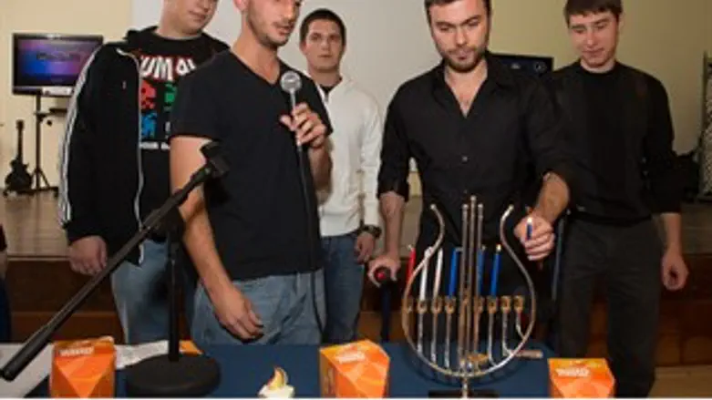 מדליקים יחד נר