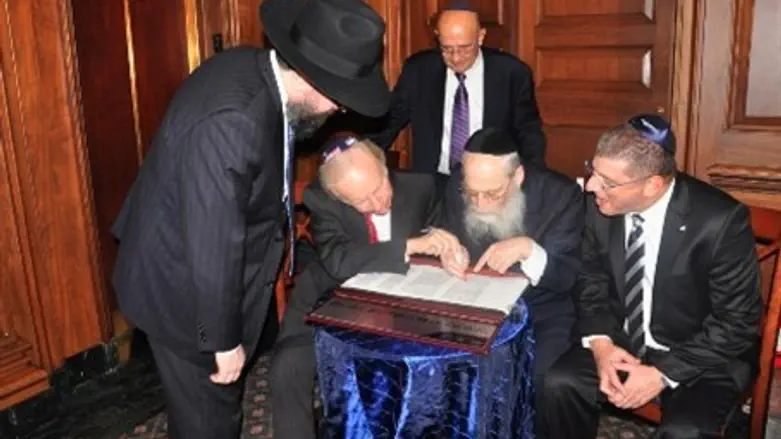 Sen. Lieberman (2nd from left) at completion 