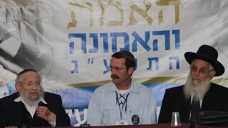 הרבנים צוקרמן ואריאל עם המזכ"ל הירשברג