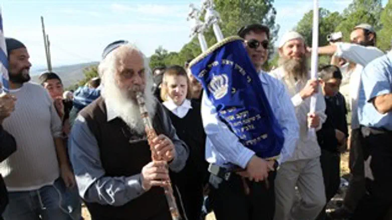 מכניסים את ספר התורה בגבעות