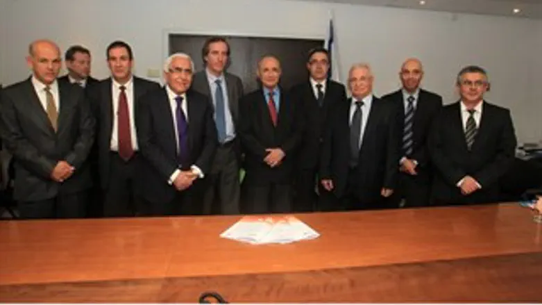 חתמו על ההסכם