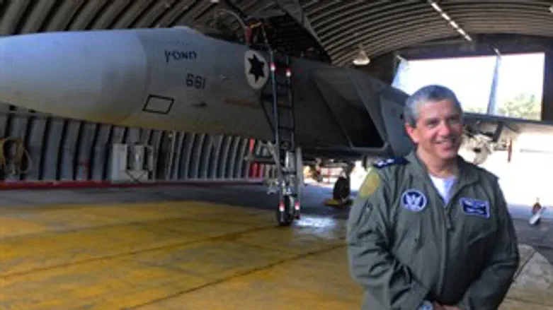 האלוף אמיר אשל בבסיס חיל האוויר