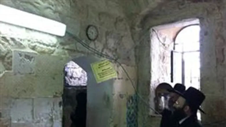 הרב רבינוביץ' מסתכל בתוצאות הונדליזם