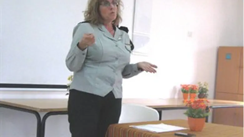 היוהל"ן תא"ל טבת-ויזל בהרצאה באלקנה.