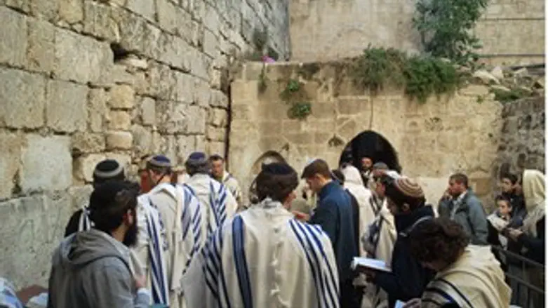 התפילה בכותל הקטן. הבוקר