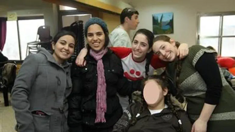Kav Lachayim child with volunteers