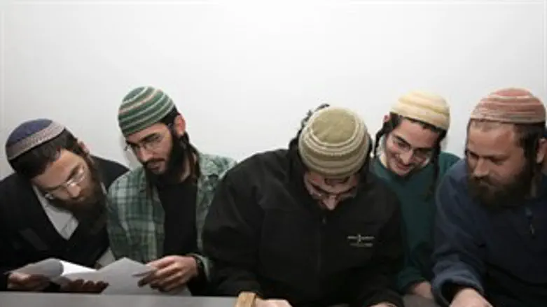 ענות חלושה. ה"מרגלים"