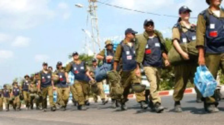 חיילים נכנסים לישוב בדולח למשימת העקירה 