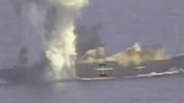 שיגור טיל לעבר ספינה