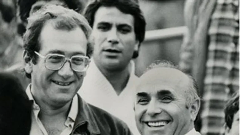 עמנואל שפר מימין