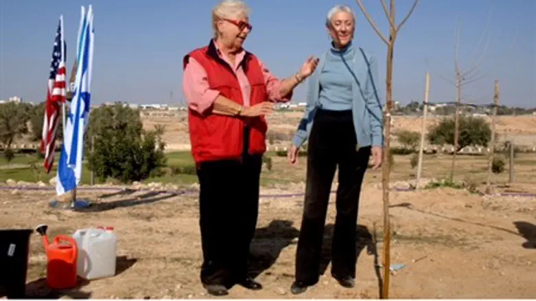 Hadassah President plants tree in Be'er Sheva