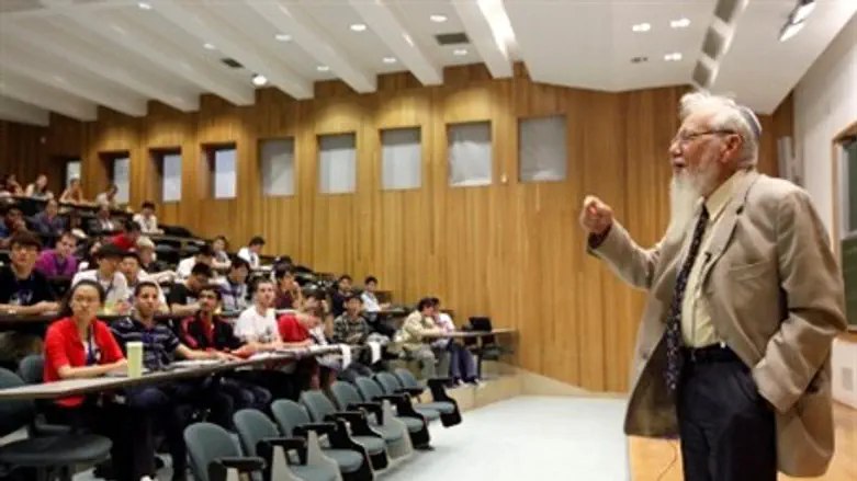 Prof. Aumann lecturing at Hebrew U. (file)