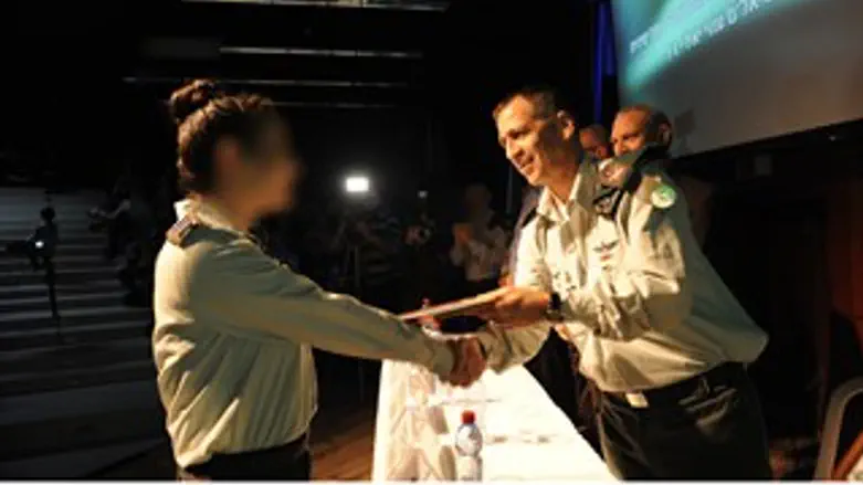 אלוף אביב כוכבי לוחץ את ידה של סרן ד', ממקבלו