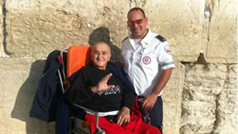 החובש יוני עוזיהו עם דוד שניר