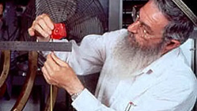 הרב ישראל אריאל בעבודתו במכון המקדש