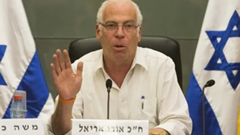 לפעול על פי החוק. אורי אריאל