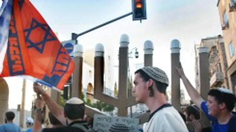 המנורה מנצרים עולה לירושלים