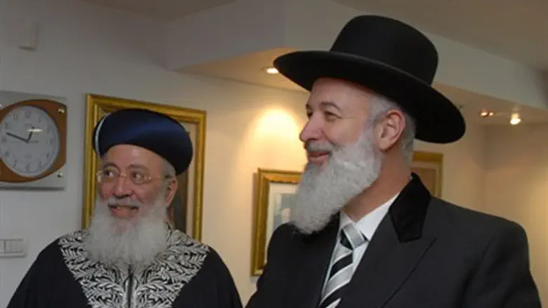 Rabbis Amar (L) and Metzger