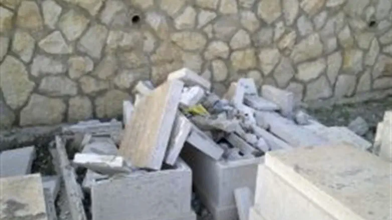 Arab vandalism on Har Hazeitim cemetery