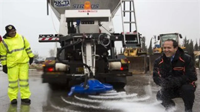 בוחן את ההיערכות לשלג. ברקת