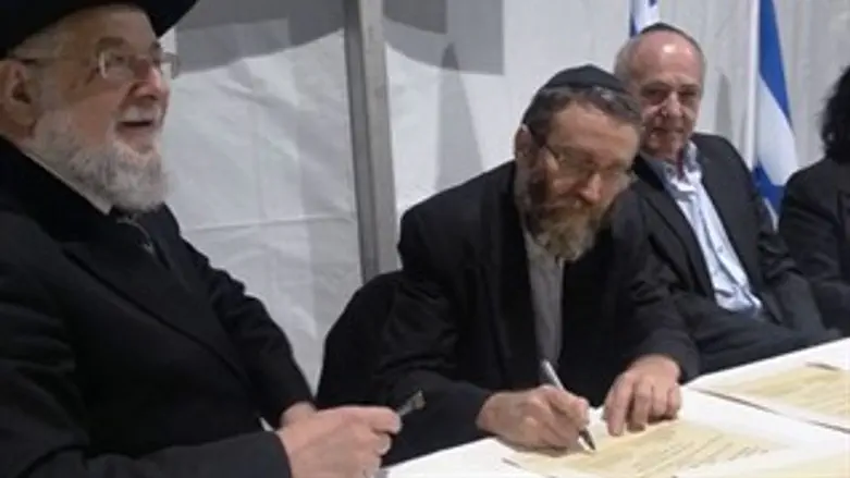 ח"כ גפני חותם על מגילת היסוד לבית הכנסת ברמת