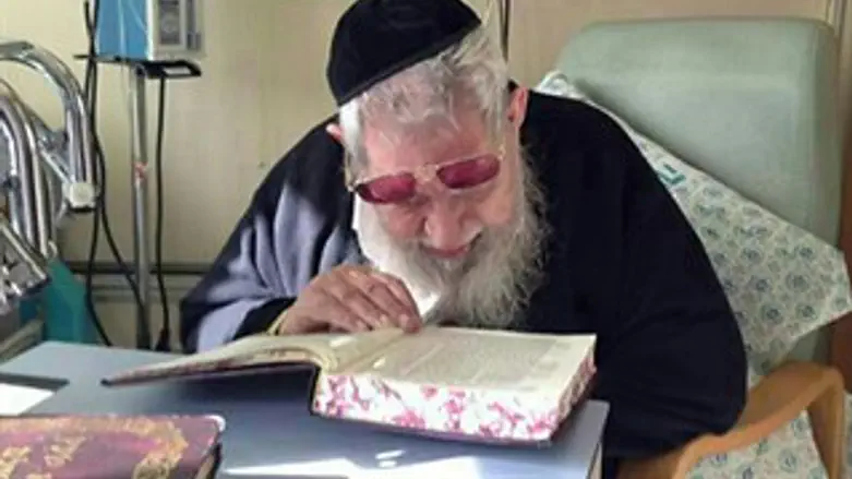 הרב יוסף הבוקר בבית החולים