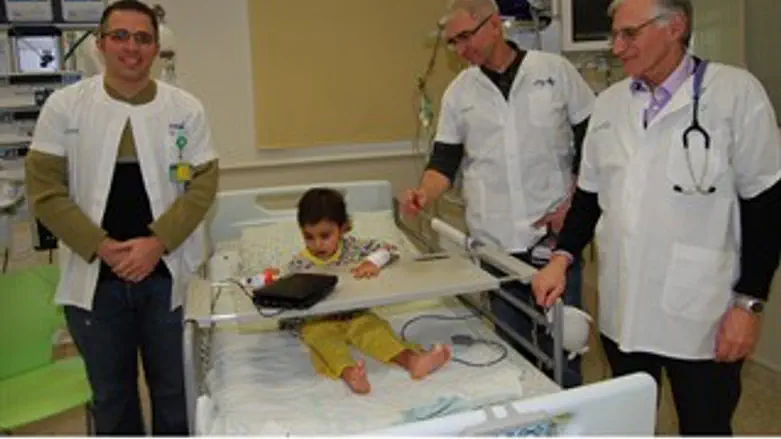 ליאב עם הצוות הרפואי