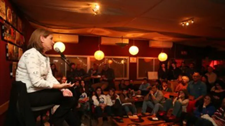 לבני בפאב. הערב