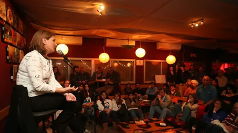 Livni at a pub in Modi'in