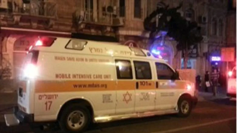 אמבולנס. הרב פונה לביה"ח