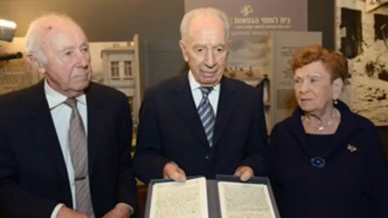 הנשיא פרס עם היומן הנדיר