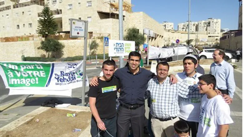 Shetbon with activists