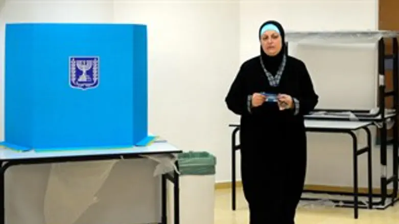 הצבעה בקלפי בטירה. הבוקר