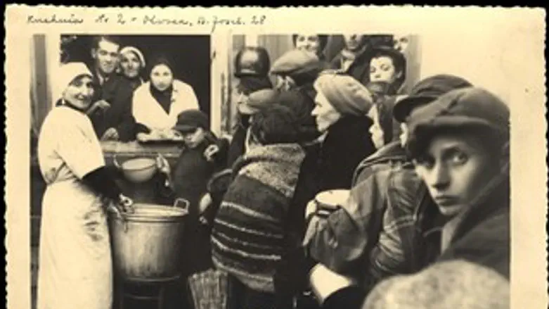 אוטווצק, פולין, יהודים ליד המטבח הציבורי