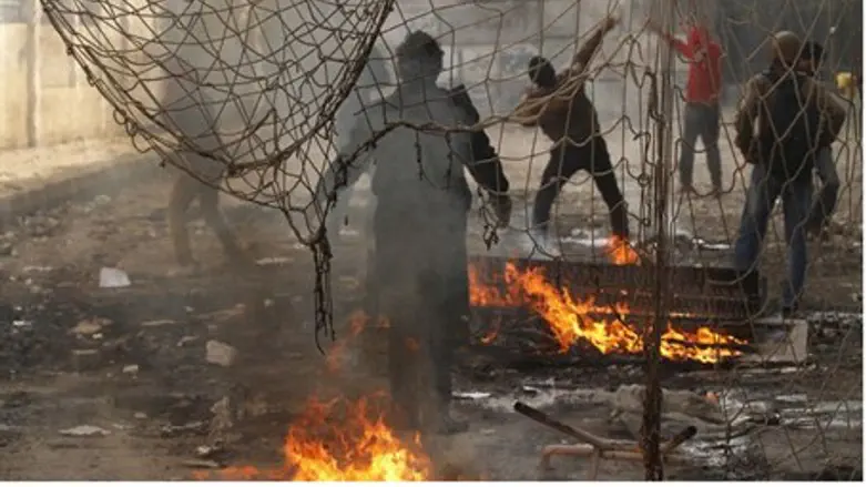 Egyptian protesters throw stones towards riot