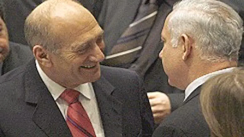 כבר לא מחליפים חיוכים. נתניהו ואולמרט.