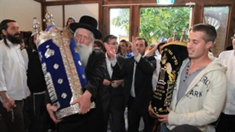 הנערים והרב בהכנסת ספר התורה