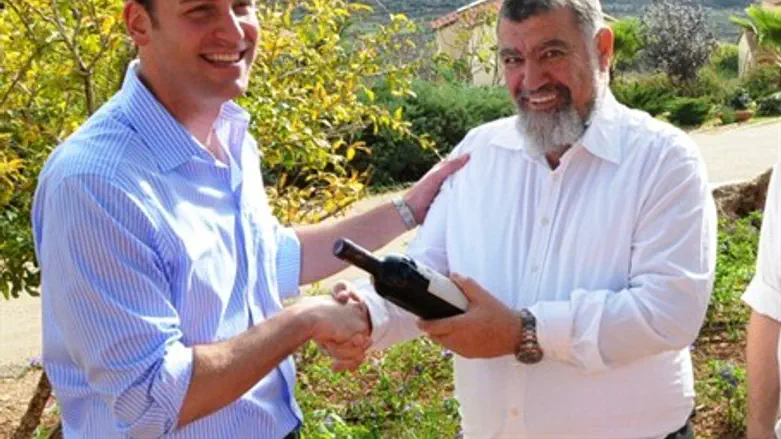 Mesika offers Stakelbeck a drink