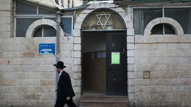 Jew walks next to synagogue