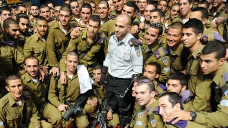 Капитан Шилон в кругу однополчан