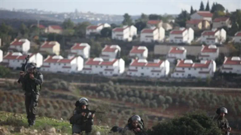 Soldiers outside Neve Tzuf (file)