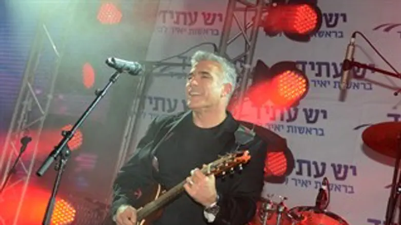 חוגג. לפיד במסיבת הניצחון