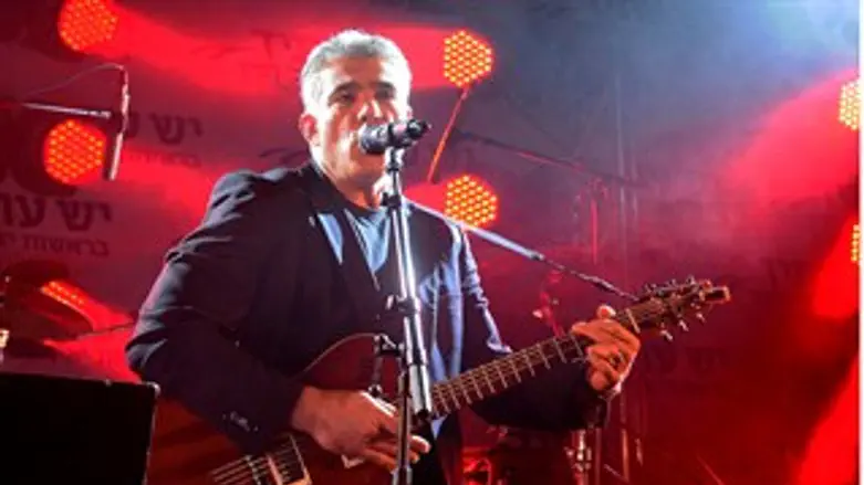 יאיר לפיד בהופעת ניצחון במועדון